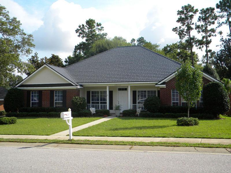 A colonial home in Alabama had the EDCO Arrowline roofing in Statuary Bronze installed to maintain the natural look and style of the home for a lifetime