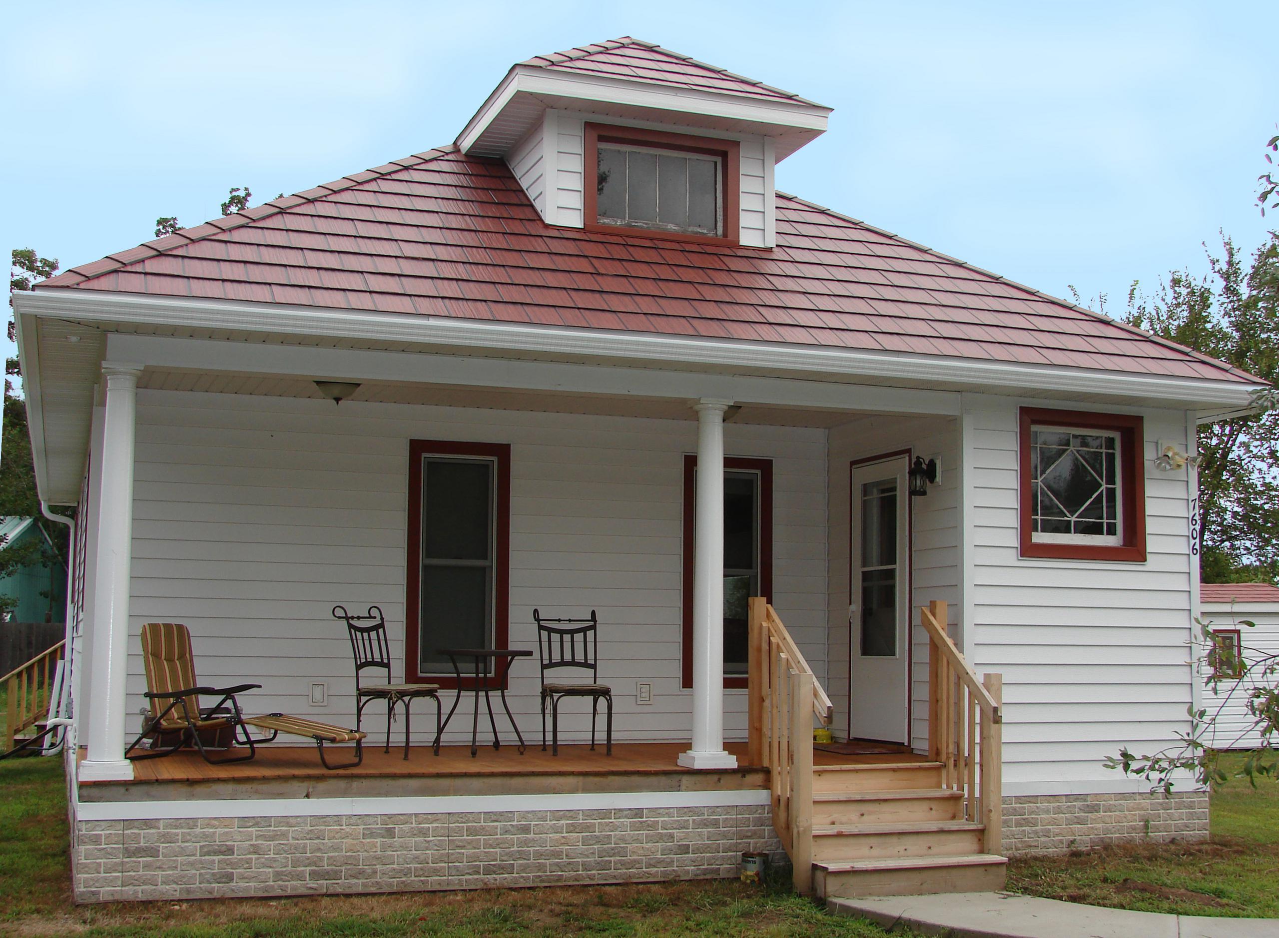 The homeowners of a small cottage in Wisconsin selected Generations Shake Classic Red HD Roofing to keep the same style and character that the home has always had in the community.