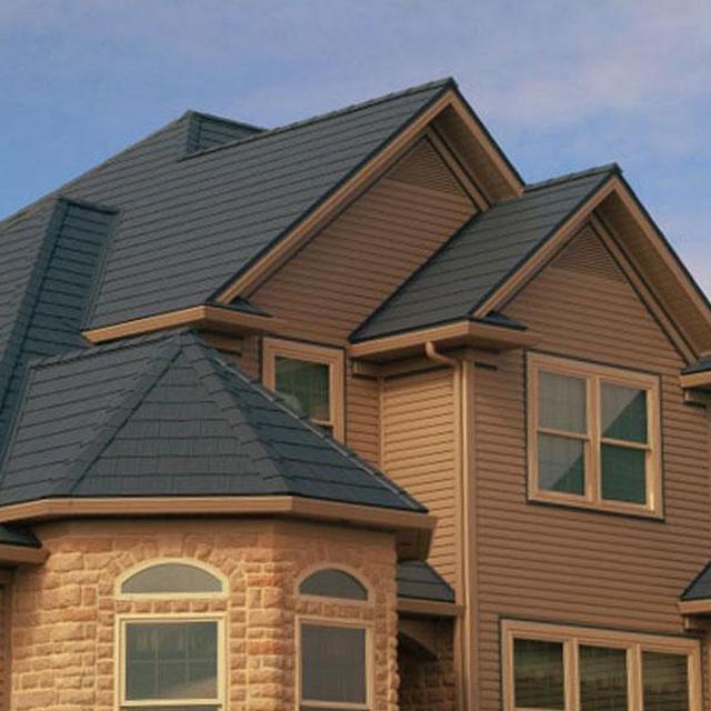 Arrowline Shake in Classic Blue gives this two-story home in Ohio a distinct style and stunning curb side appeal