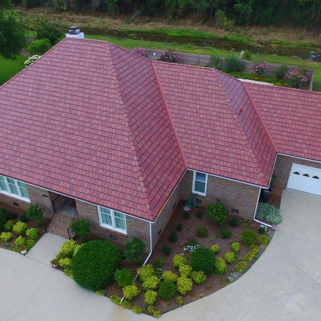 This beautiful rambler in Alabama installed EDCOs Arrowline Enhanced Slate Classic Red Blend Roofing to compliment the brick color on the home.
