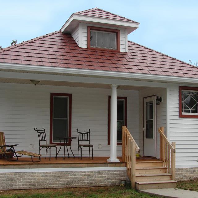 The homeowners of a small cottage in Wisconsin selected Generations Shake Classic Red HD Roofing to keep the same style and character that the home has always had in the community. 