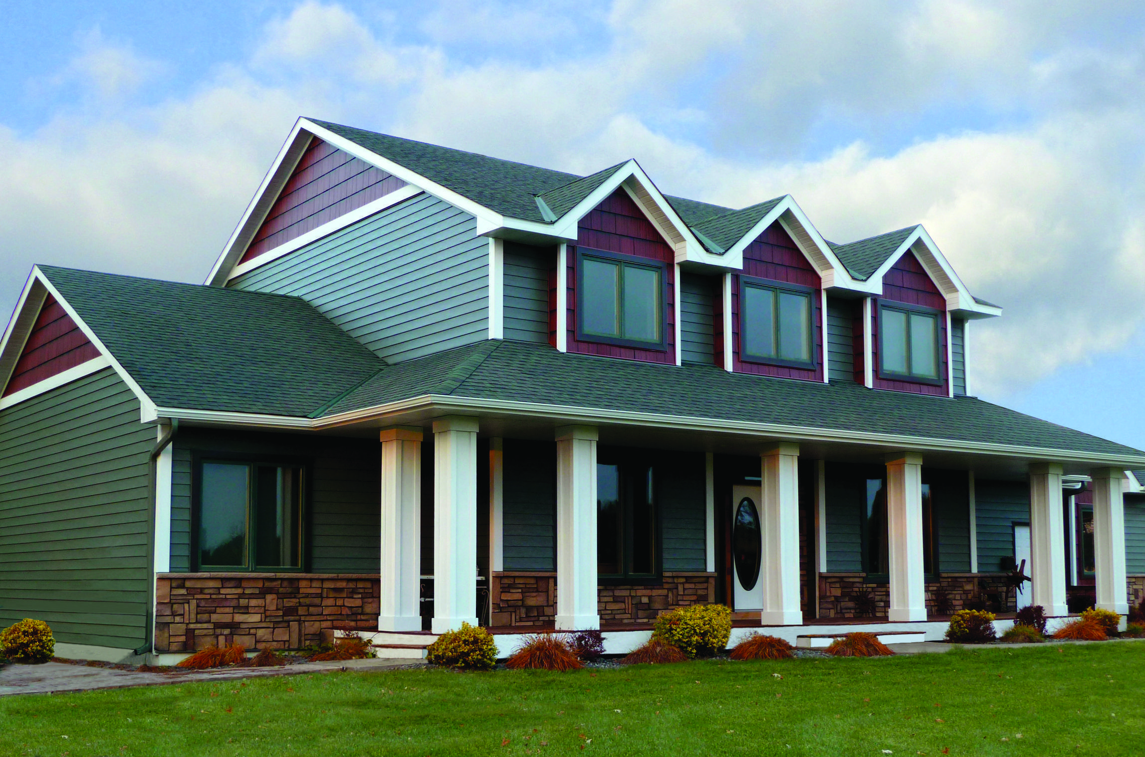 This charming 2-story home combines the timeless beauty of traditional lap siding and the distinctive accents of Arrowline Shake Roofing in Classic Red HD which gives it a natural, elegant style